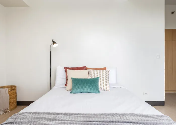 Furnished 2br Floor Minutes To With Amazing Sea View, Netflix, Wifi And Pool Access